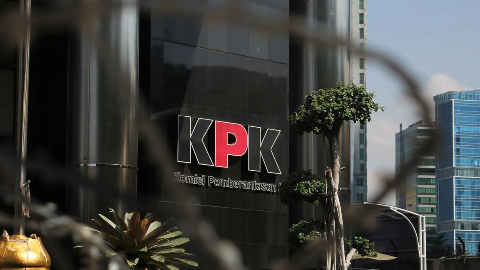 Upaya Kriminalisasi Aksi Tembak Laser, Bukti Pimpinan KPK dukung Pelemahan KPK