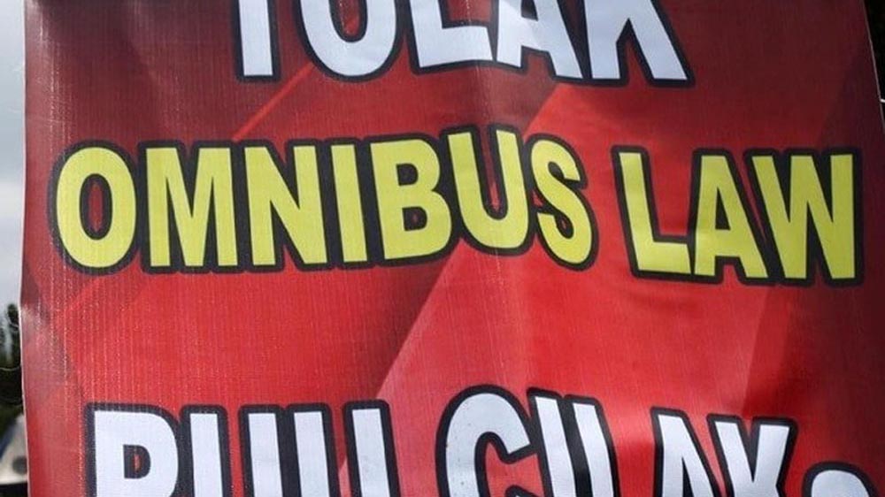 Pengesahan UU Cipta Kerja: Masa Kelam Perlindungan Hak Asasi Warga Negara